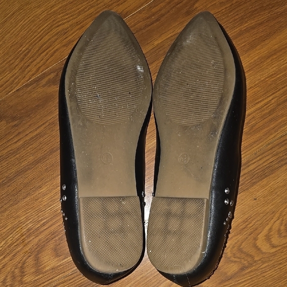 WELL WORN Maurices Black Leather Flats - Picture 3 of 3